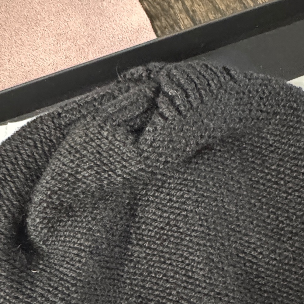 AUTHENTIC brand new CHANEL BLACK cashmere beanie with white CC - Picture 3 of 8